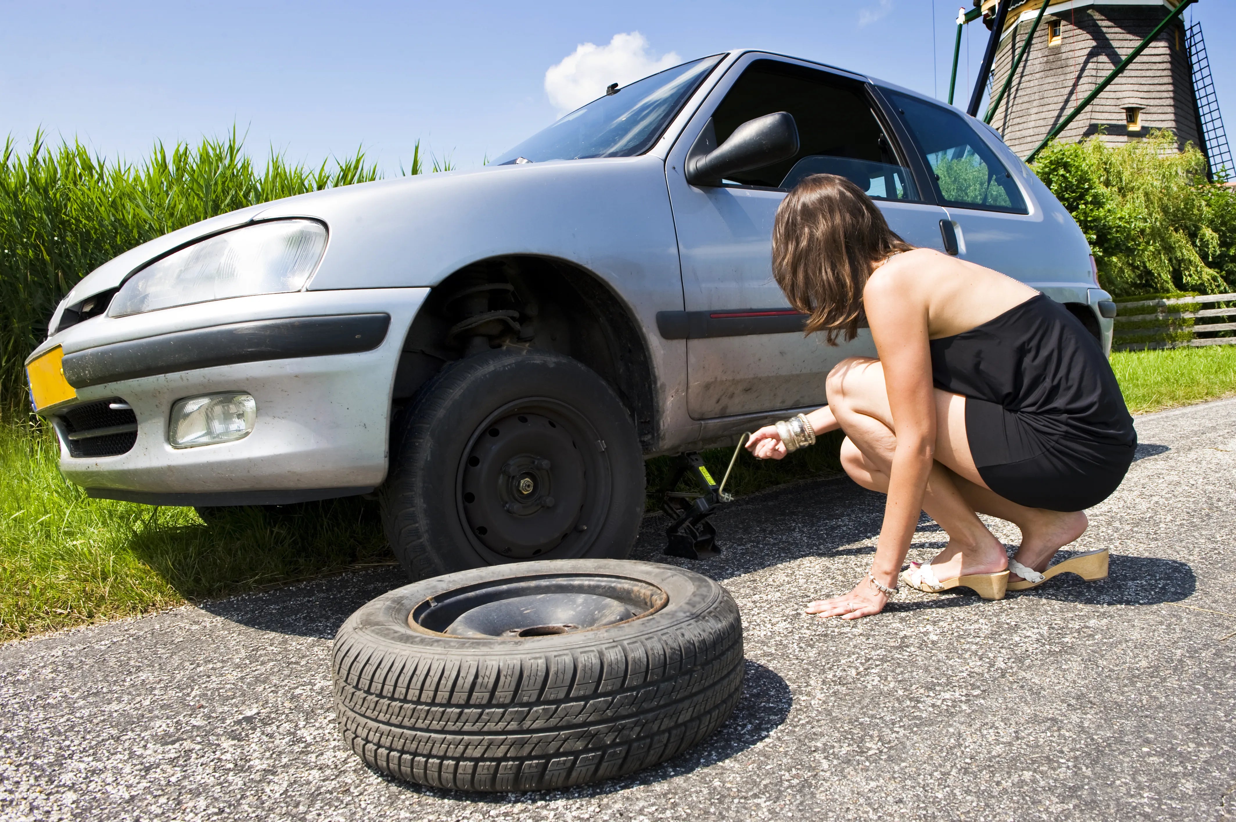 How to jack up a car and fit a spare wheel - Haynes manual